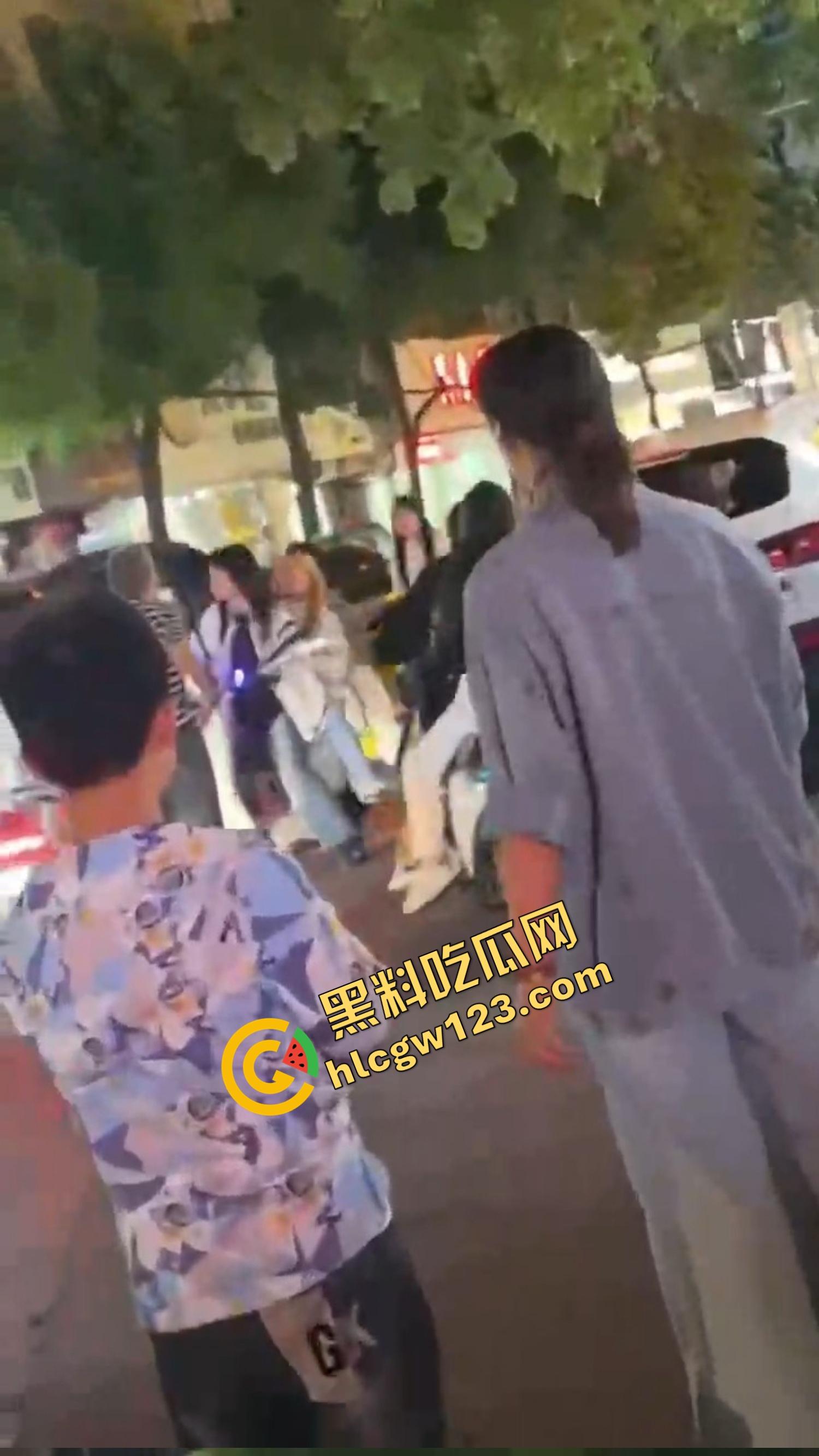 怀远街头精神小妹互砍,是刀刀见骨,电动车上扯头发、拎刀互砍,怀远街头又出发疯姐妹花!-4