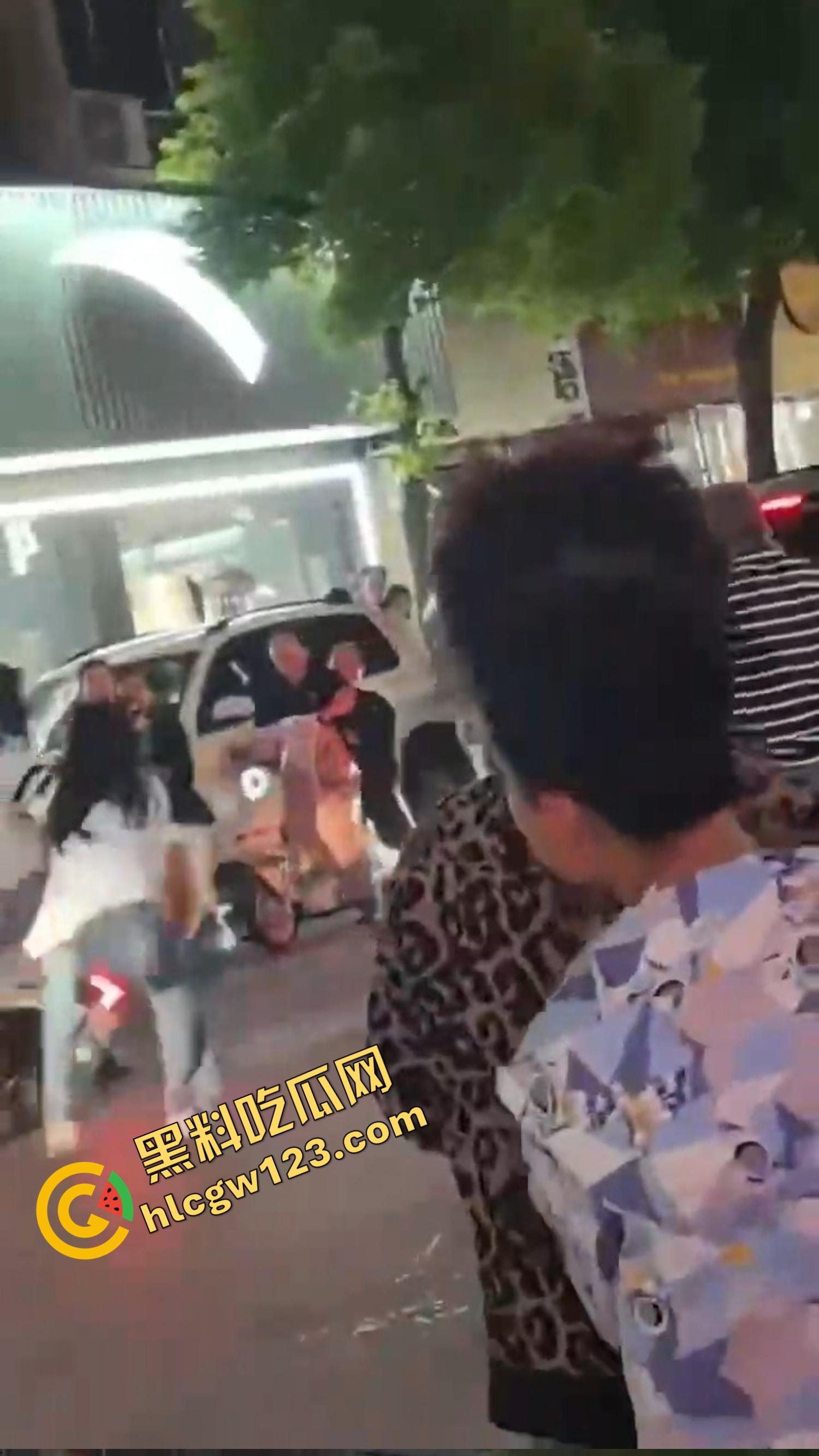 怀远街头精神小妹互砍,是刀刀见骨,电动车上扯头发、拎刀互砍,怀远街头又出发疯姐妹花!-5
