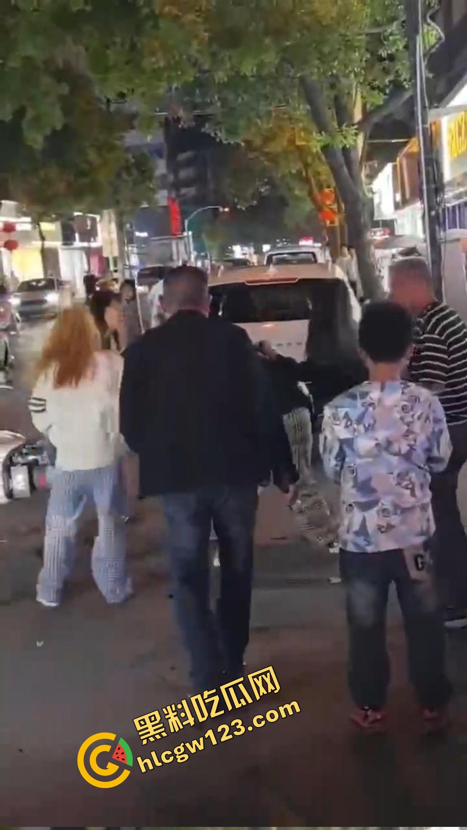 怀远街头精神小妹互砍,是刀刀见骨,电动车上扯头发、拎刀互砍,怀远街头又出发疯姐妹花!-7