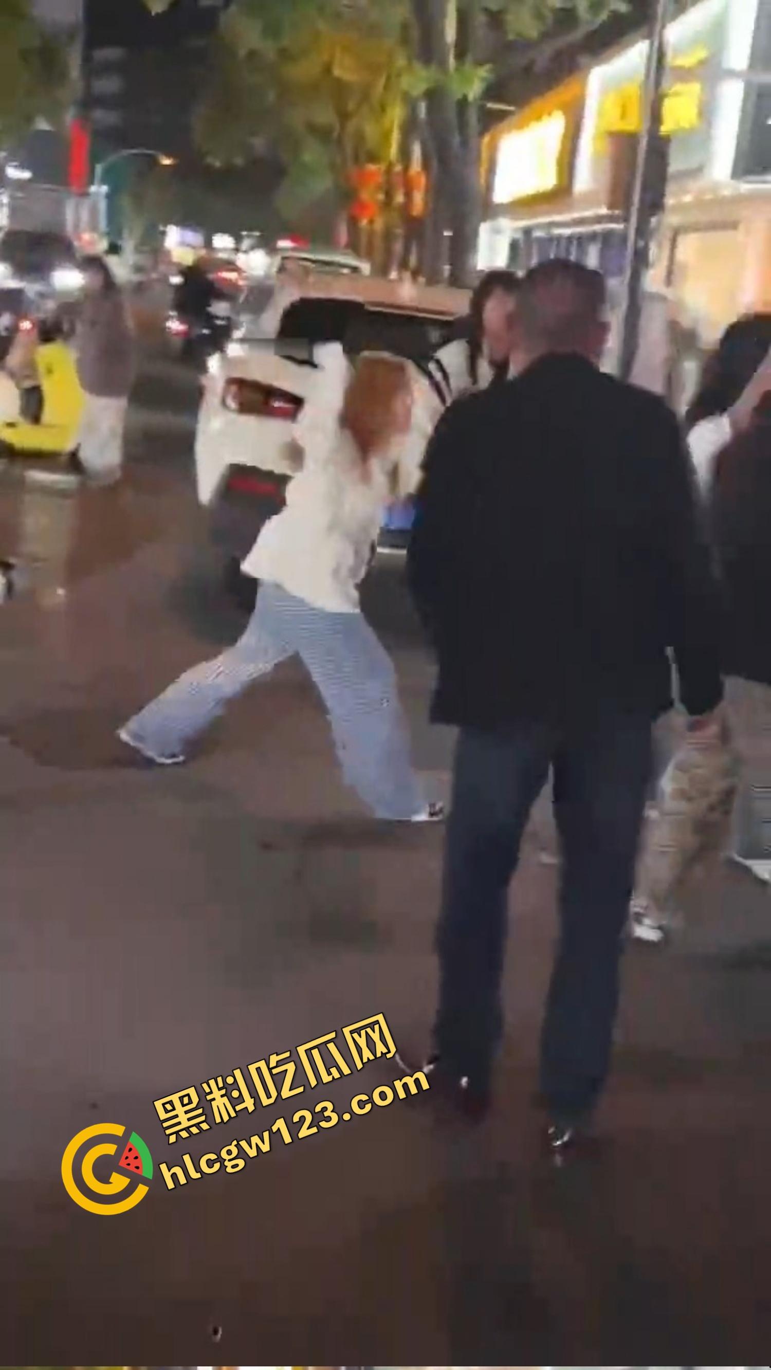 怀远街头精神小妹互砍,是刀刀见骨,电动车上扯头发、拎刀互砍,怀远街头又出发疯姐妹花!-8