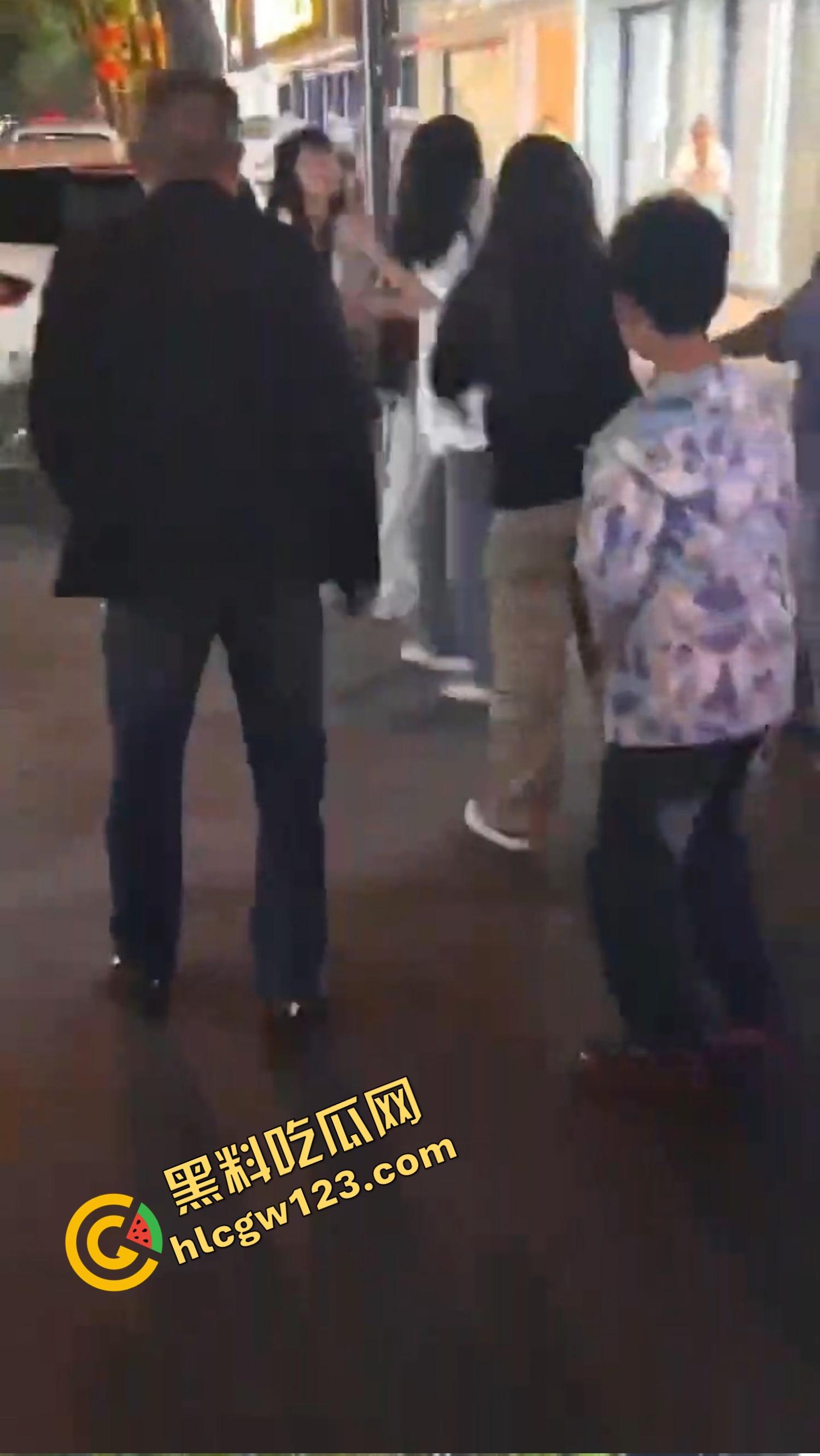 怀远街头精神小妹互砍,是刀刀见骨,电动车上扯头发、拎刀互砍,怀远街头又出发疯姐妹花!-9