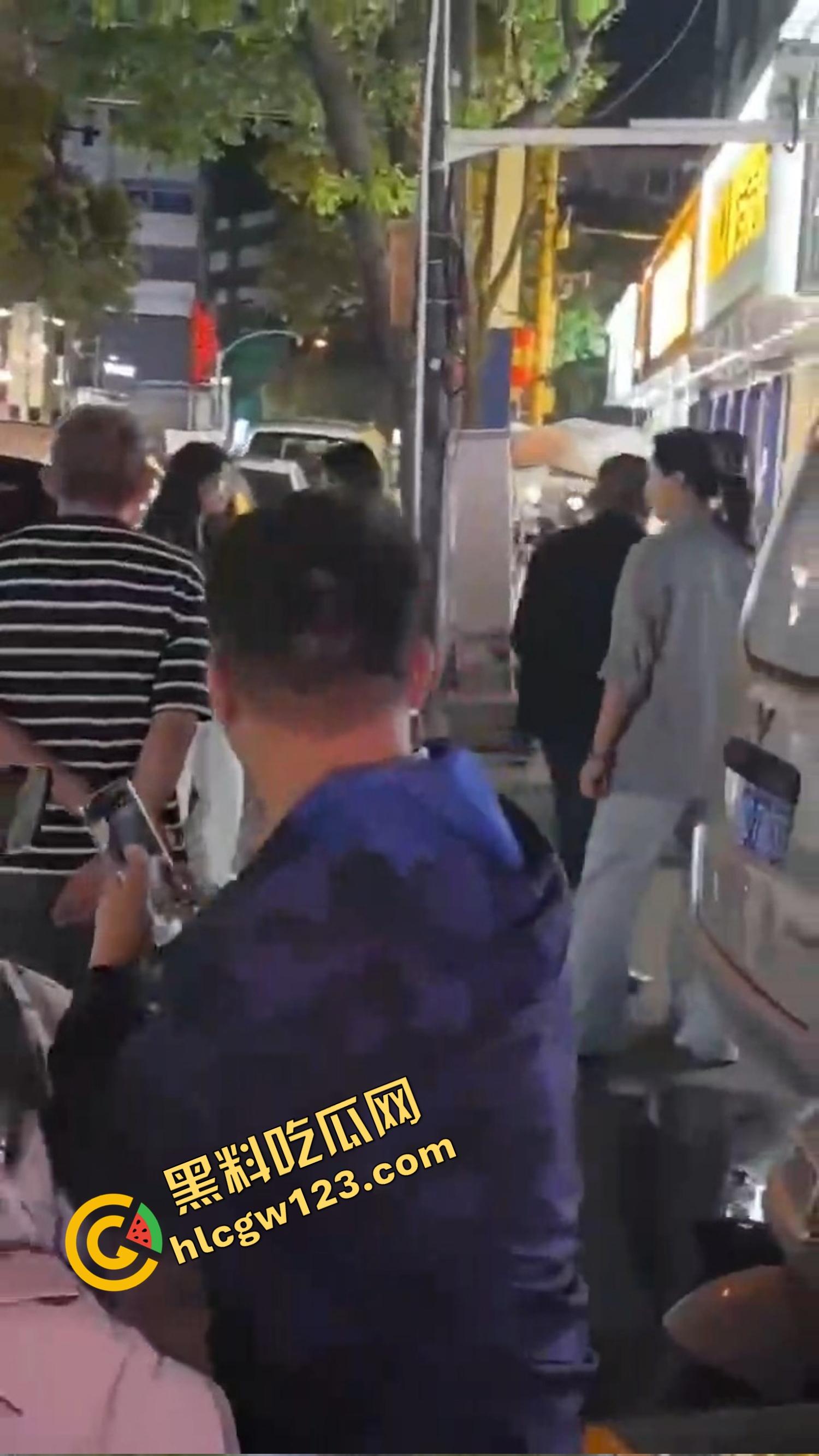 怀远街头精神小妹互砍,是刀刀见骨,电动车上扯头发、拎刀互砍,怀远街头又出发疯姐妹花!-10