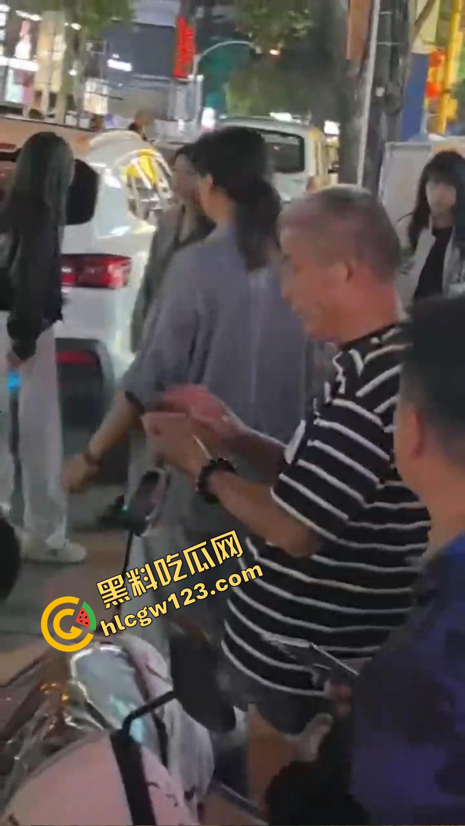 怀远街头精神小妹互砍,是刀刀见骨,电动车上扯头发、拎刀互砍,怀远街头又出发疯姐妹花!-11