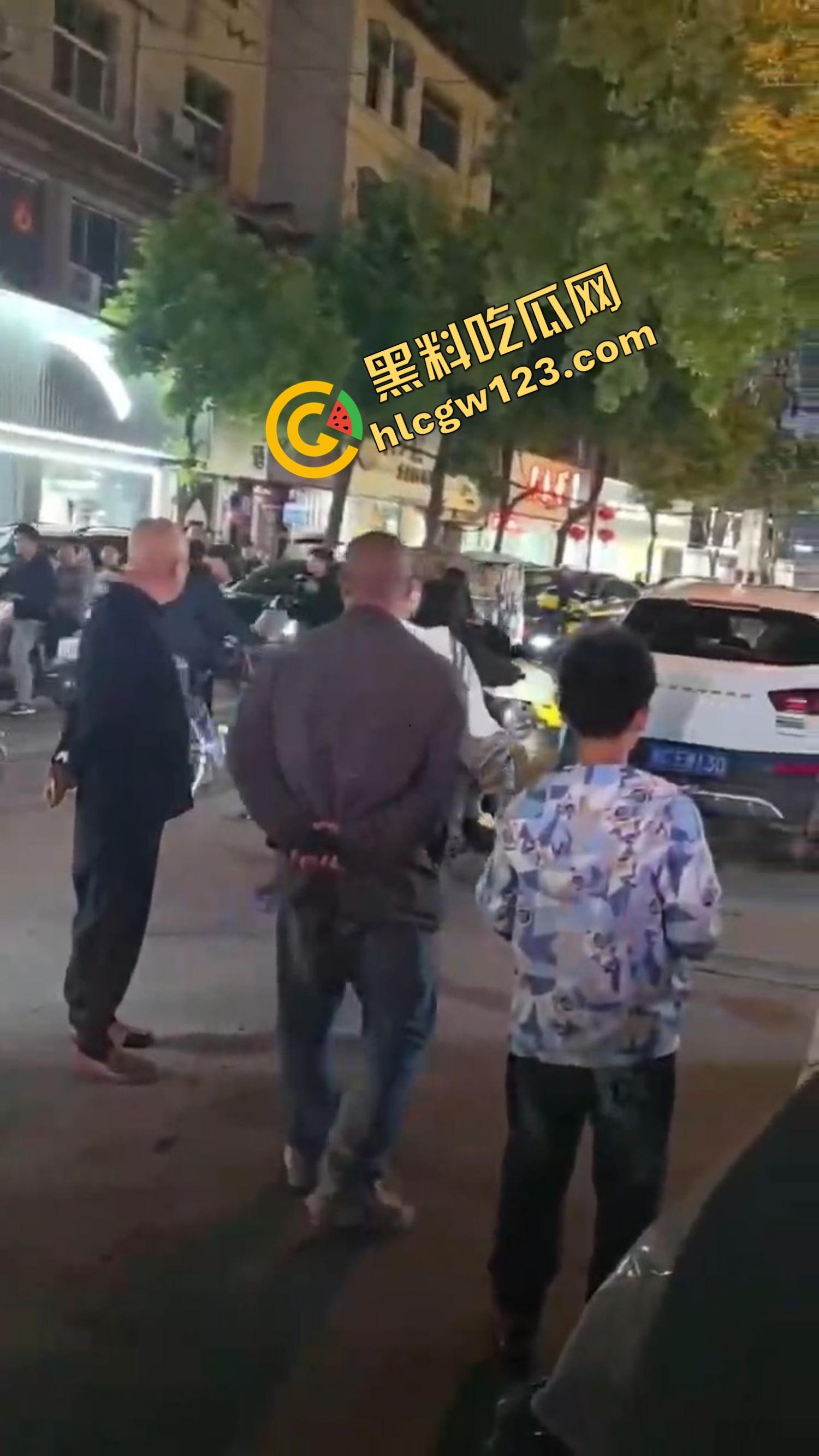 怀远街头精神小妹互砍,是刀刀见骨,电动车上扯头发、拎刀互砍,怀远街头又出发疯姐妹花!-12