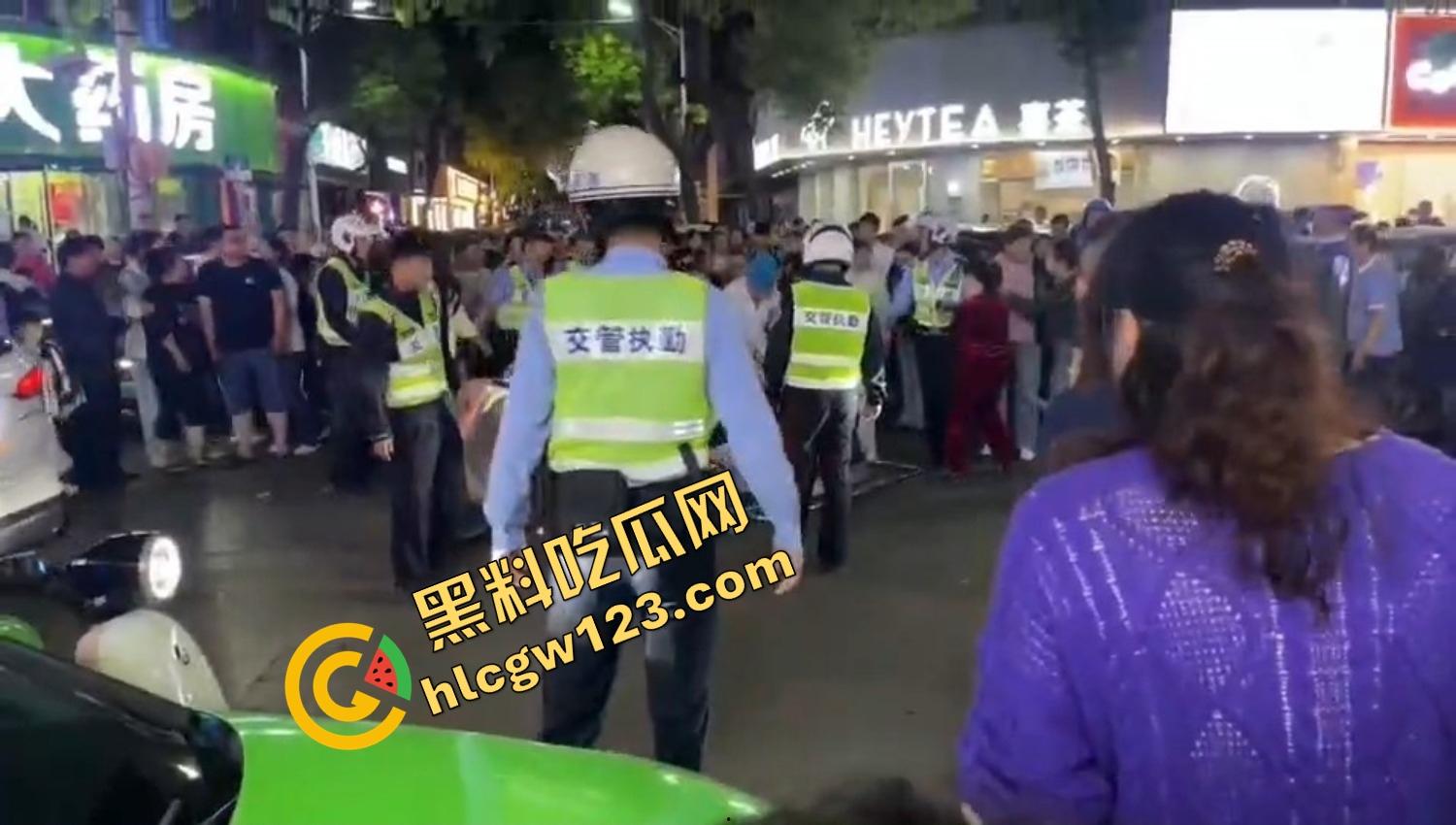 怀远街头精神小妹互砍,是刀刀见骨,电动车上扯头发、拎刀互砍,怀远街头又出发疯姐妹花!-13