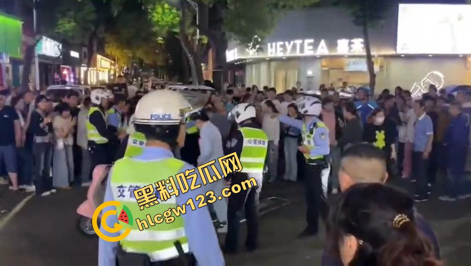 怀远街头精神小妹互砍,是刀刀见骨,电动车上扯头发、拎刀互砍,怀远街头又出发疯姐妹花!-14