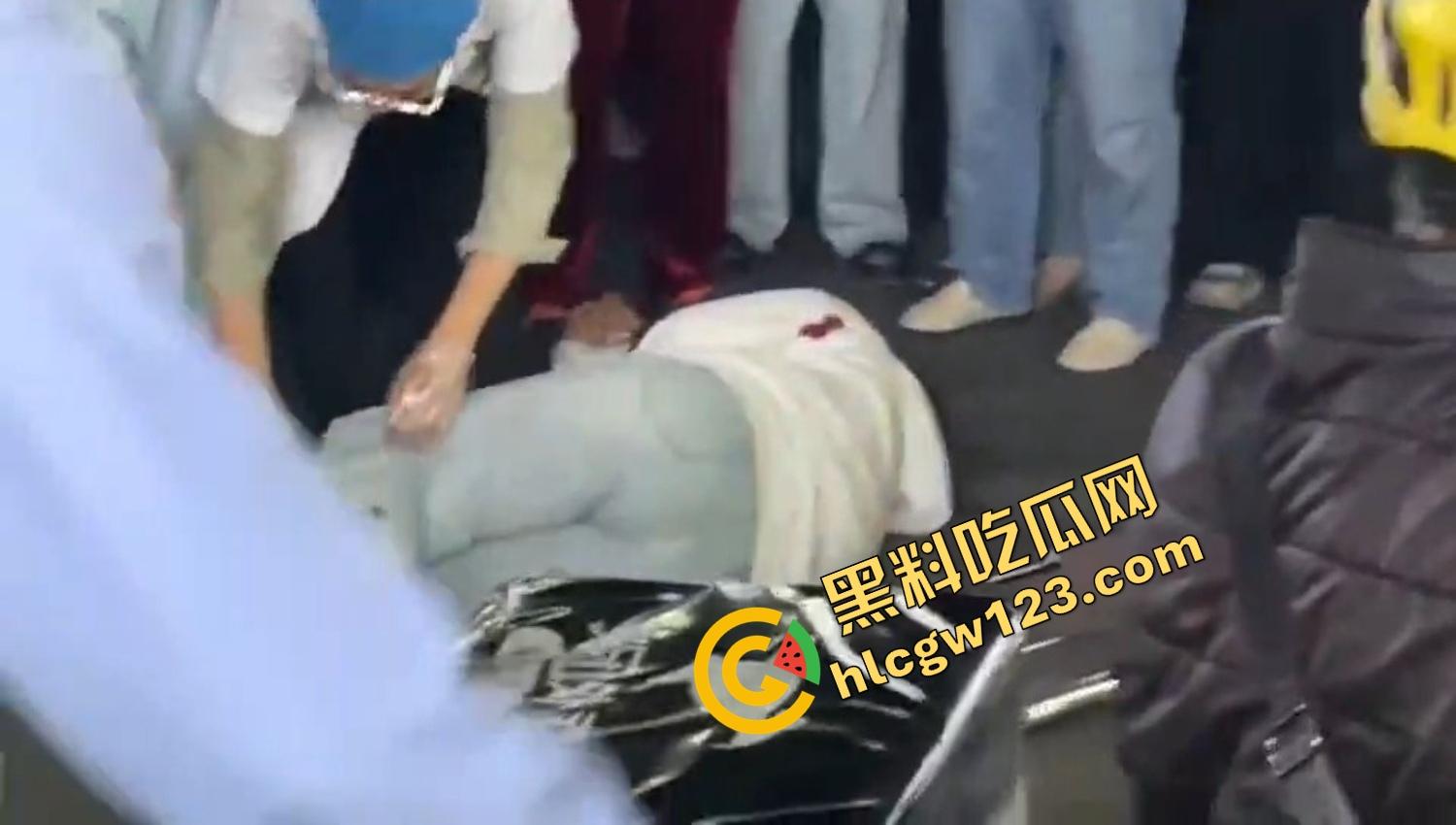 怀远街头精神小妹互砍,是刀刀见骨,电动车上扯头发、拎刀互砍,怀远街头又出发疯姐妹花!-15