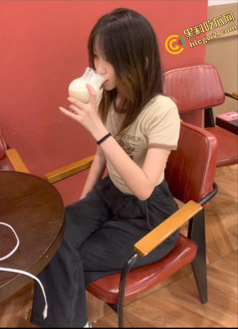 抖音清纯反差婊学生妹『愛意随風起』酒吧蹦迪被灌醉 到单男家后入猛怼！独家曝光！-4