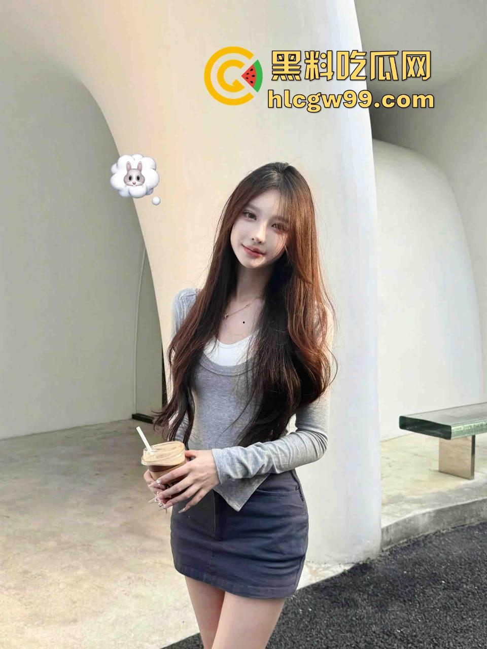 上海宏瑞基商场奈雪门口上演野战教学,小情侣裤子脱一点直接坐上去猛摇,摇摆姿势辣眼睛,刺激拉满!-2