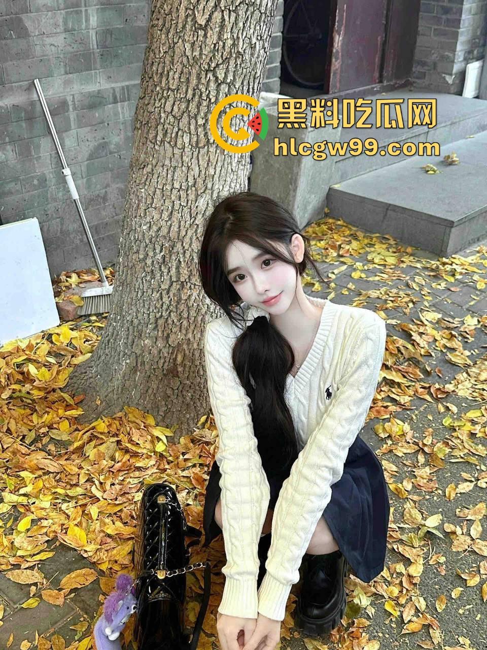 上海宏瑞基商场奈雪门口上演野战教学,小情侣裤子脱一点直接坐上去猛摇,摇摆姿势辣眼睛,刺激拉满!-3