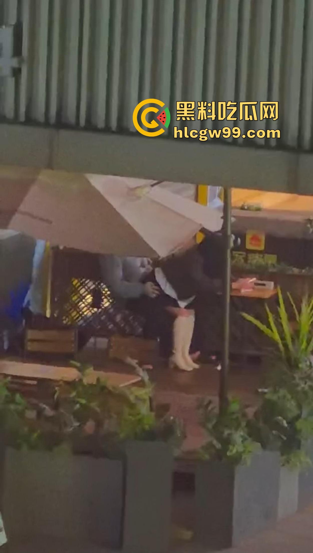 上海宏瑞基商场奈雪门口上演野战教学,小情侣裤子脱一点直接坐上去猛摇,摇摆姿势辣眼睛,刺激拉满!-8