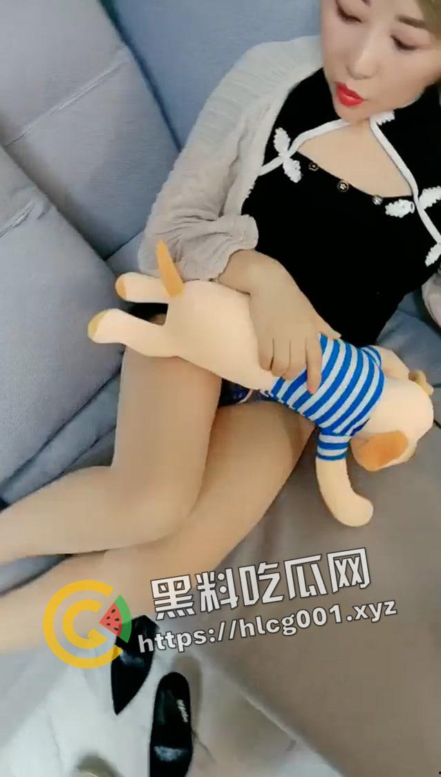 大手笔初中生破处!少妇萝莉一起上 还有待发育的嫩穴里处女膜清晰可见 草急了老鸨都想上-4