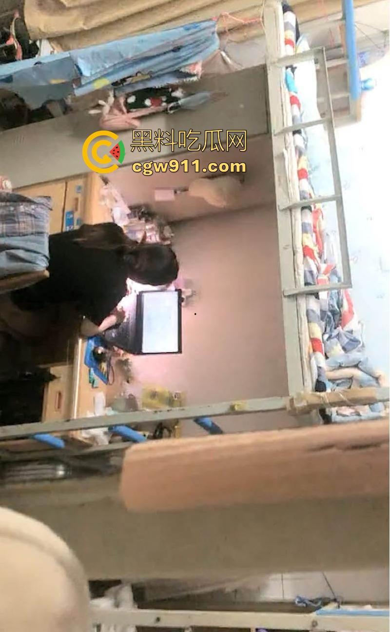 宁波工商学院巨乳母狗【赵瑜琳】舍友看综艺她直播扣逼自慰,淫语对话刺激炸裂,直接爱了!-4