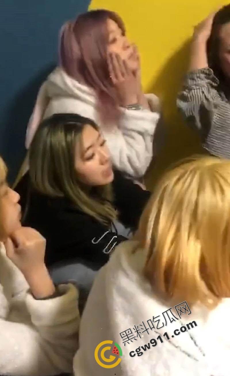 沈阳嫩妹王佳颖诱惑他人男友被一群精神小妹折磨!裸露尖叫,绝望哭喊,画面刺激且撩人-4