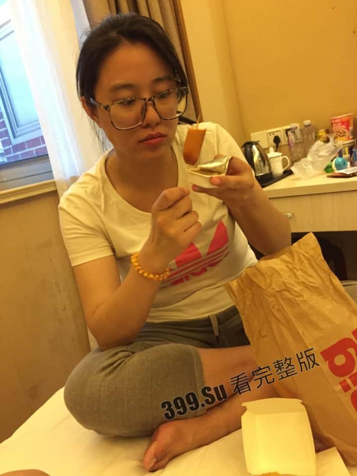 露脸轻熟女 #陆丽 海量自拍32v流出 十个眼镜九个骚 被操时还在和员工打电话 克制着不敢叫床 很刺激很反差 配合情郎喜好各种制服-2