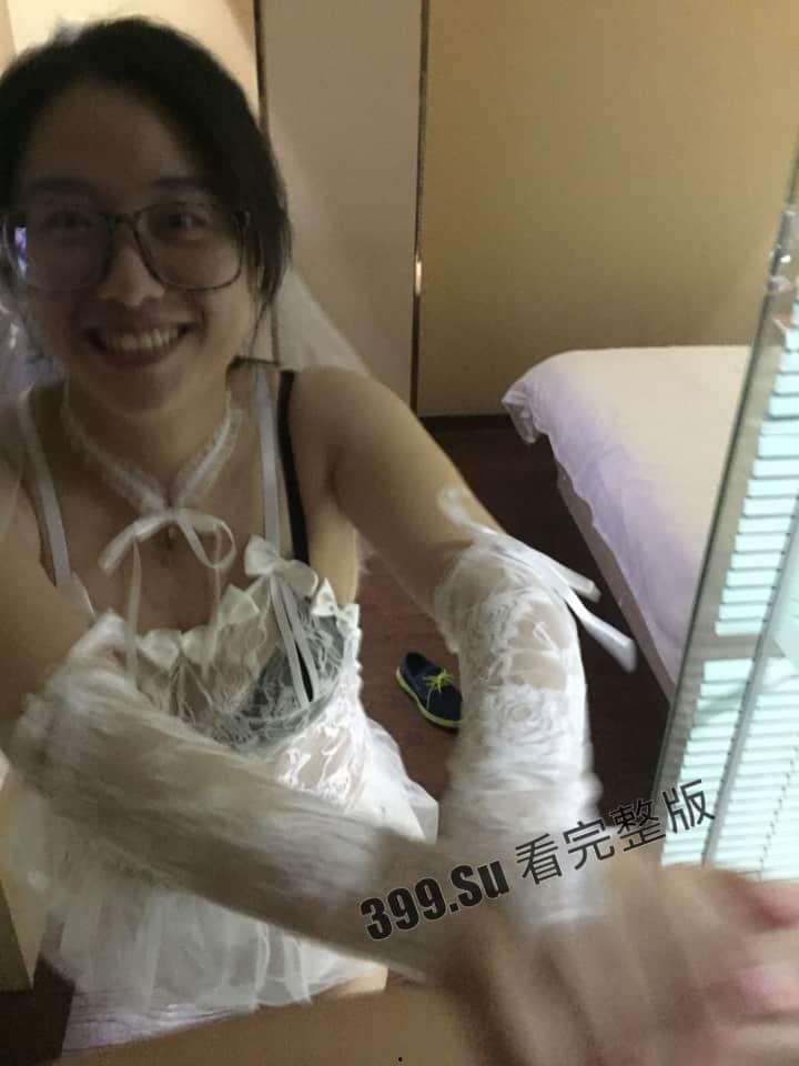 露脸轻熟女 #陆丽 海量自拍32v流出 十个眼镜九个骚 被操时还在和员工打电话 克制着不敢叫床 很刺激很反差 配合情郎喜好各种制服-4