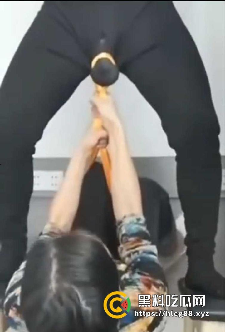 金鸡独立荡秋千 教练我想学这个 女的看样子要激动坏了 待会肯定要大战!-7