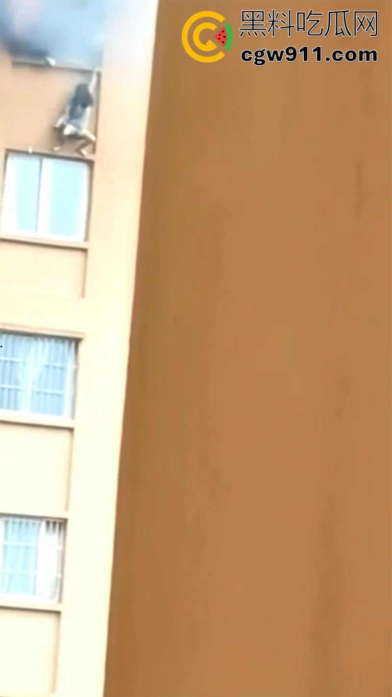 就怕蠢人灵机一动，女子和厂家理论，电瓶车电池不耐用，一气之下一脚踢翻，结果引发火灾，竟然选择跳窗？-3