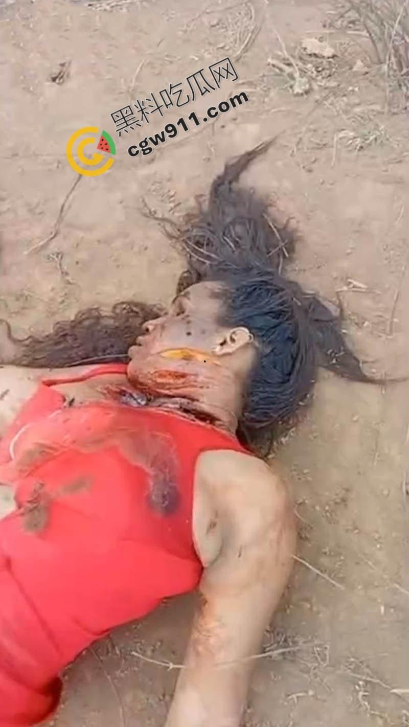 巴西路边血腥噩梦:北部湾州美女割喉弃尸,红衣浸血如修罗场,喉管撕裂,热血喷涌染红大地!-1