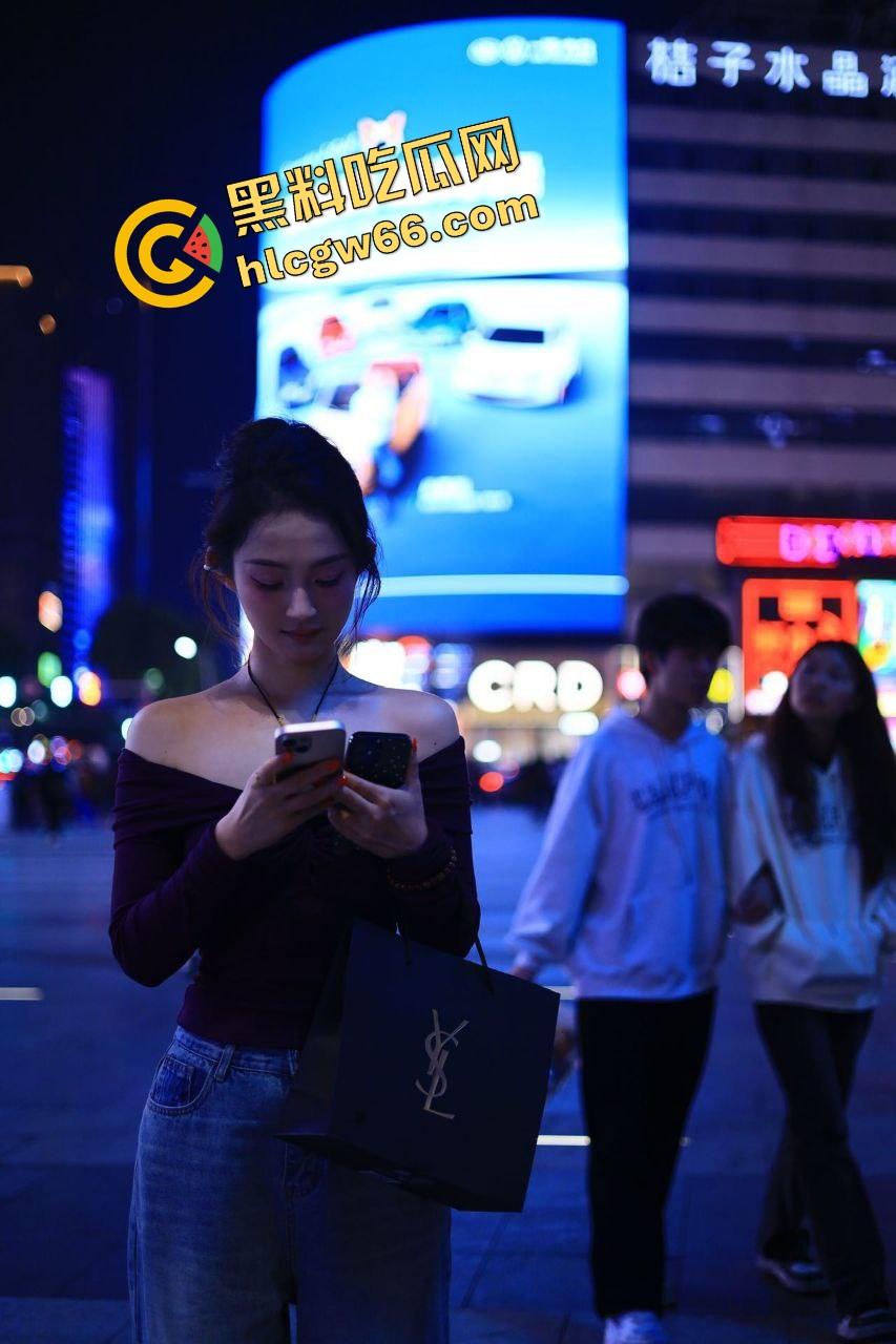 上海大学【刘蕾】穿女仆装被男友和兄弟轮番操翻,粉嫩肉穴夹得贼紧,叫声骚到想冲进去一起上!-1