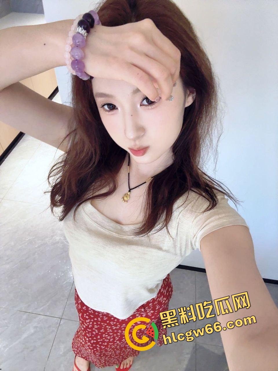 上海大学【刘蕾】穿女仆装被男友和兄弟轮番操翻,粉嫩肉穴夹得贼紧,叫声骚到想冲进去一起上!-2