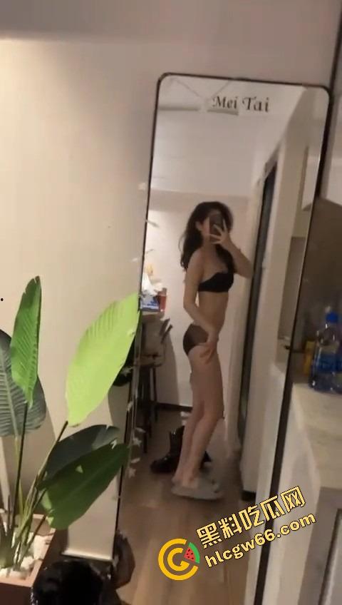 上海大学【刘蕾】穿女仆装被男友和兄弟轮番操翻,粉嫩肉穴夹得贼紧,叫声骚到想冲进去一起上!-18