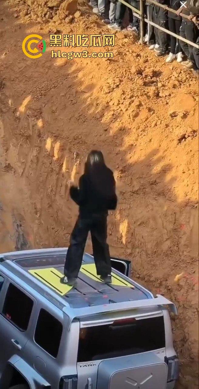 山西晋城越野翻车名场面！女子开着坦克300狂装逼，跳舞得瑟不过瘾，下一秒翻车卡得爬不出来！-5