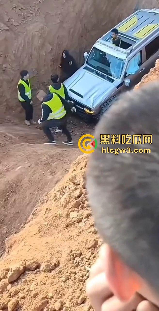 山西晋城越野翻车名场面！女子开着坦克300狂装逼，跳舞得瑟不过瘾，下一秒翻车卡得爬不出来！-10
