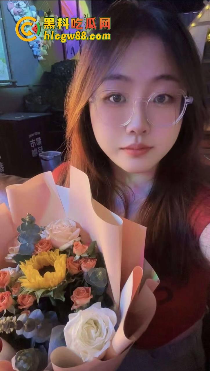 广东弟弟叫兄弟试探亲姐,姐姐裸聊约炮自慰视频曝光,600块看她抠逼,弟弟都看傻了!-25