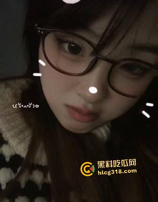 反差眼镜婊给男友口交第一视角最佳角度,不但眼睛骚,口活技术也好,但男友不懂享受猛按头深喉!-1