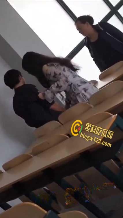 武汉工程大学女生带上老妈,跨越一千多公里直奔教室,手撕渣男为爱冲锋的女勇士!-3