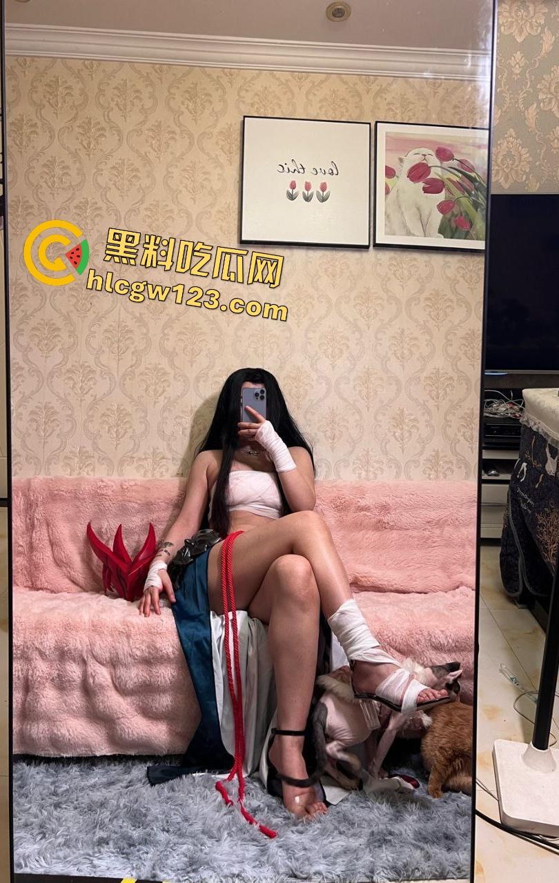 广州美术学院【梁红】母狗cos永恩秀馒头逼,富二代现实也能玩永恩,骑上永恩直接开大!-1