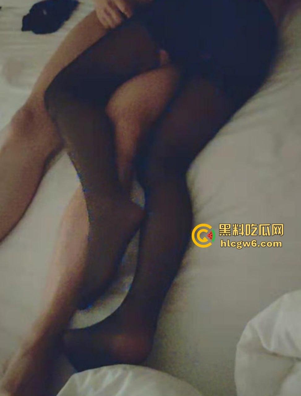 成都极品长腿娇妻被开发M属性 美腿娇妻解锁3P群战交换大戏 肛塞玩毒龙双重开发 轮流内射被干到瘫软!-12