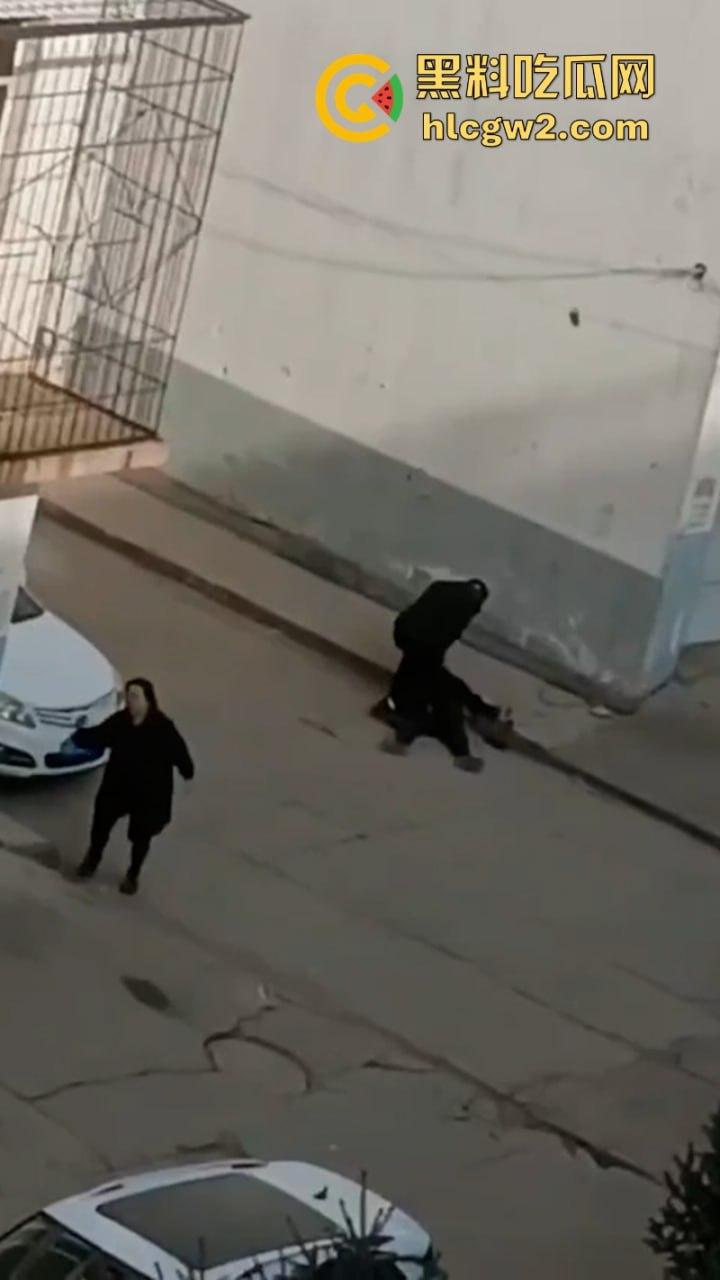 江西徐州一女子因沉迷赌博被老公当街砍成肉酱 现场视频曝光路人都吓yue了-2