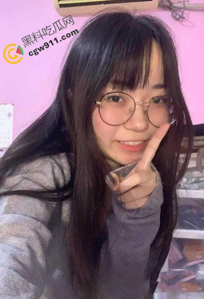 南京师范大学清纯眼镜妹【王嘉茹】淫荡自拍大公开,骚穴特写,口交深喉,尺度之大,直呼过瘾!-1