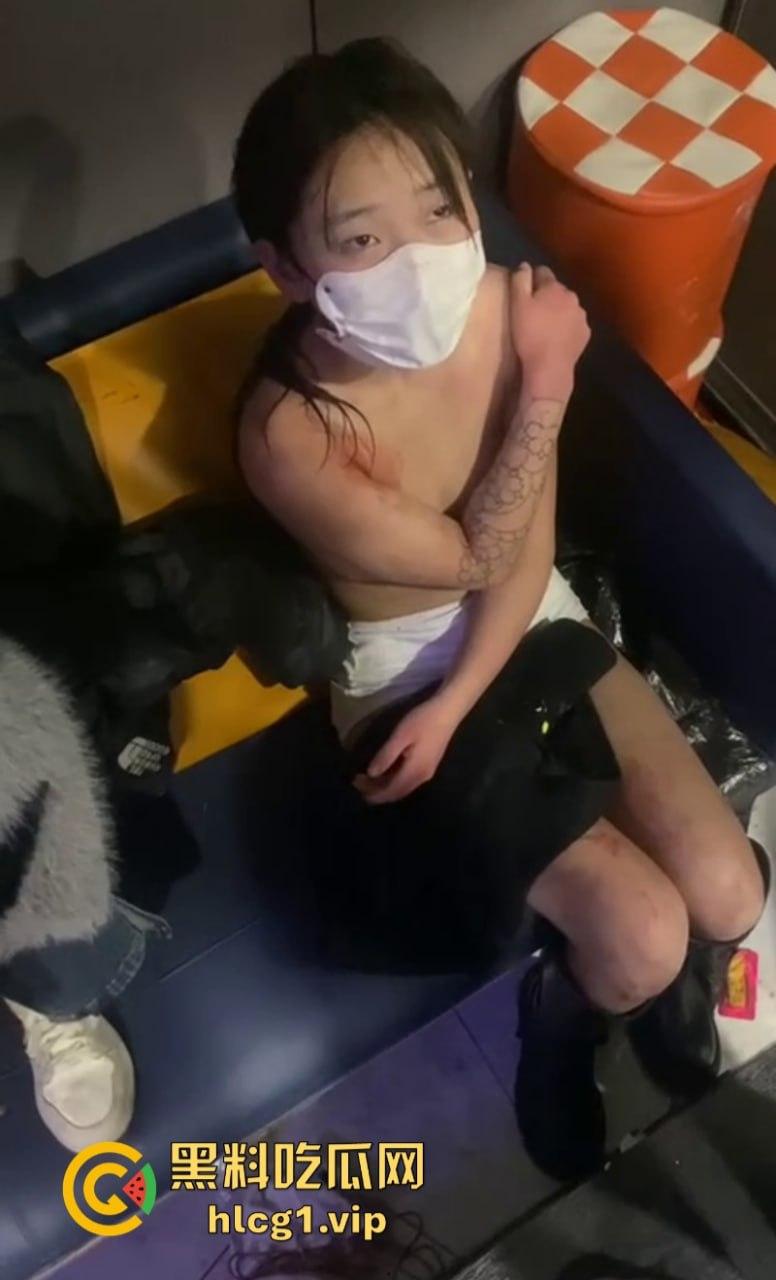 女孩是用来操的 不是用来打的!青海西宁一女孩酒店里遭多人暴打侮辱还被扒去其衣服!-4