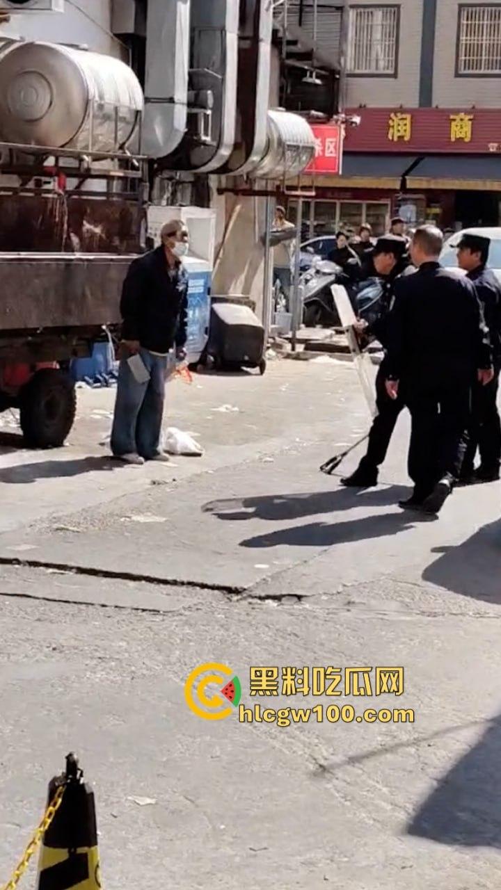 大爷不语只想砍人 汕尾市海丰县单身老头当街挥刀泄愤吓坏路人 疑似故意混牢饭?-4
