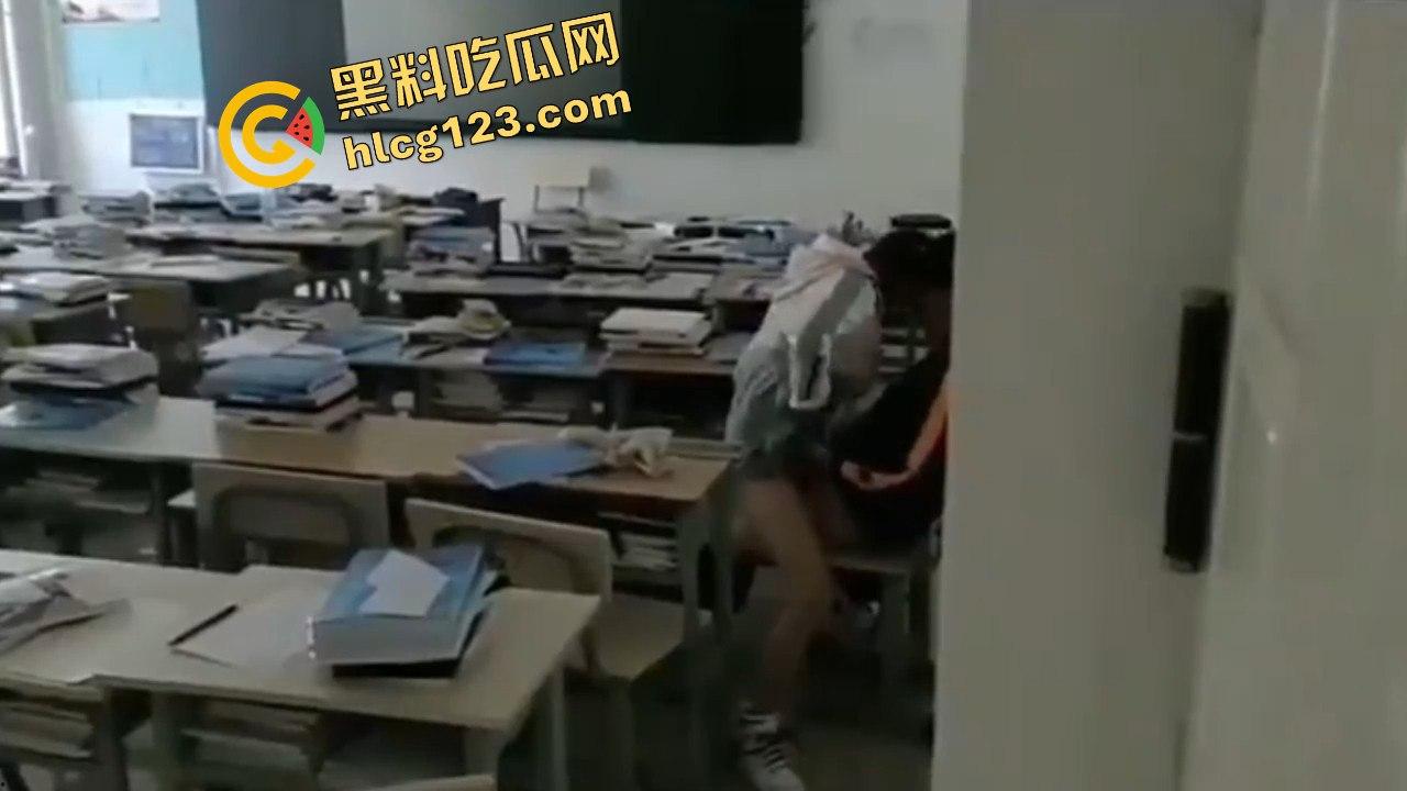 山东威海某高三反差双马尾萝莉跟男友教室野战啪啪!女上位疯狂骑乘挺操偷拍视频流出!-4