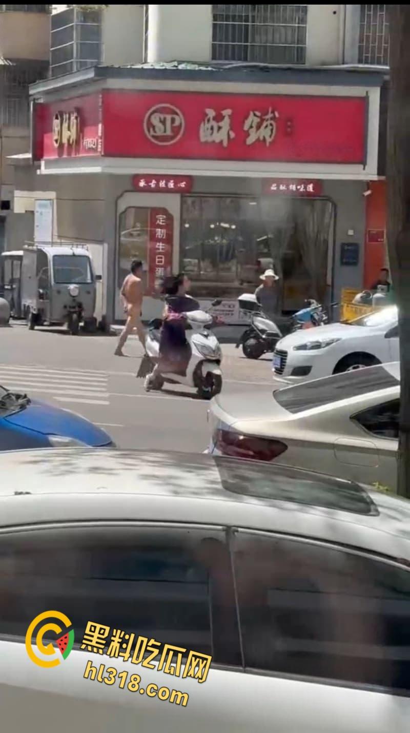 这年头真啥人都有,江西鹰潭惊现裸奔男,光腚推大妈摩托,吓得阿姨尖叫逃窜,还全裸探店吓傻街边店铺!-1