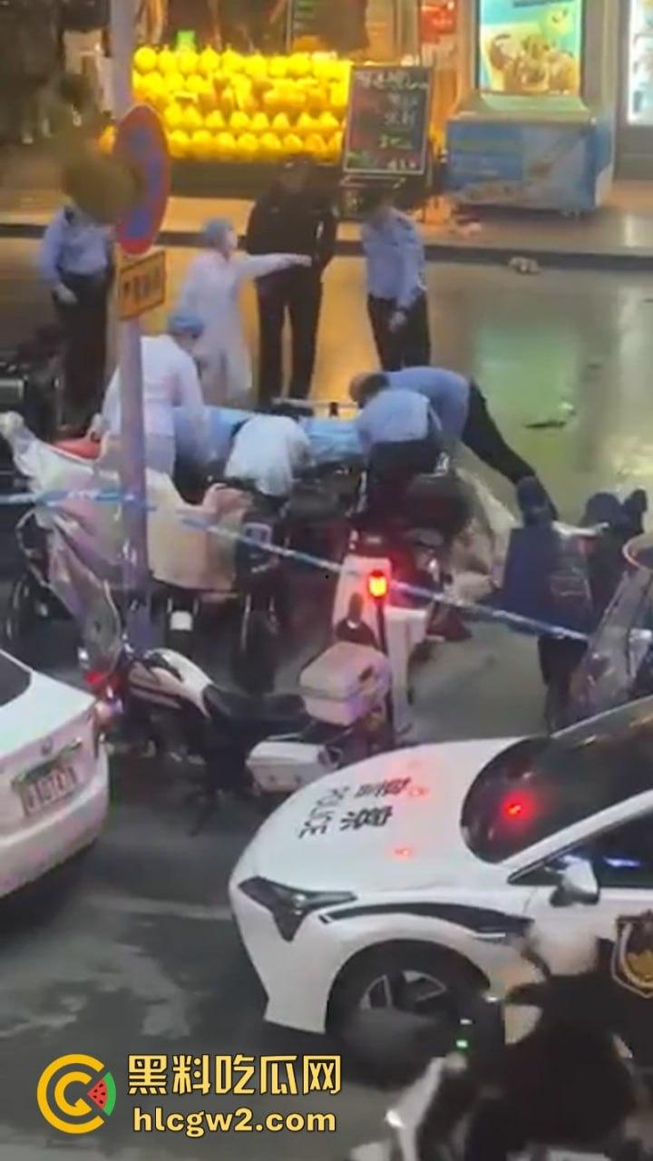 这不是拍戏!广州南沙一男子情绪失控街头挥刀砍人又割喉 被害人当场盖布 好吓人!-1