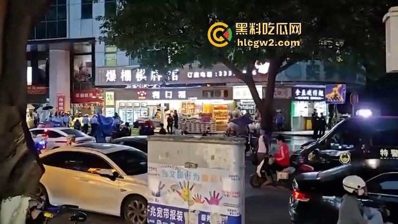 这不是拍戏!广州南沙一男子情绪失控街头挥刀砍人又割喉 被害人当场盖布 好吓人!-2