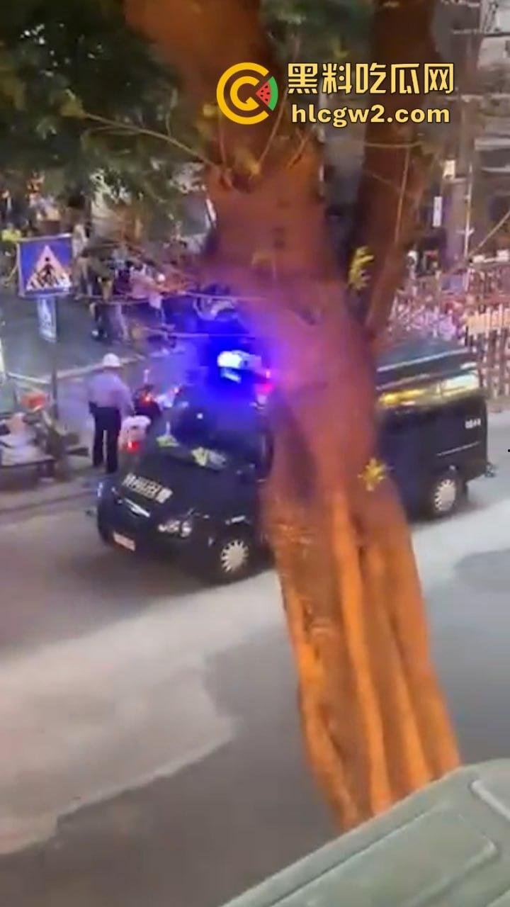 这不是拍戏!广州南沙一男子情绪失控街头挥刀砍人又割喉 被害人当场盖布 好吓人!-3