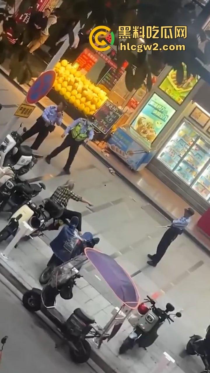 这不是拍戏!广州南沙一男子情绪失控街头挥刀砍人又割喉 被害人当场盖布 好吓人!-4