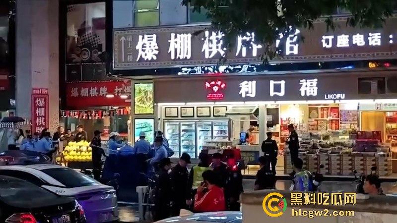 这不是拍戏!广州南沙一男子情绪失控街头挥刀砍人又割喉 被害人当场盖布 好吓人!-5