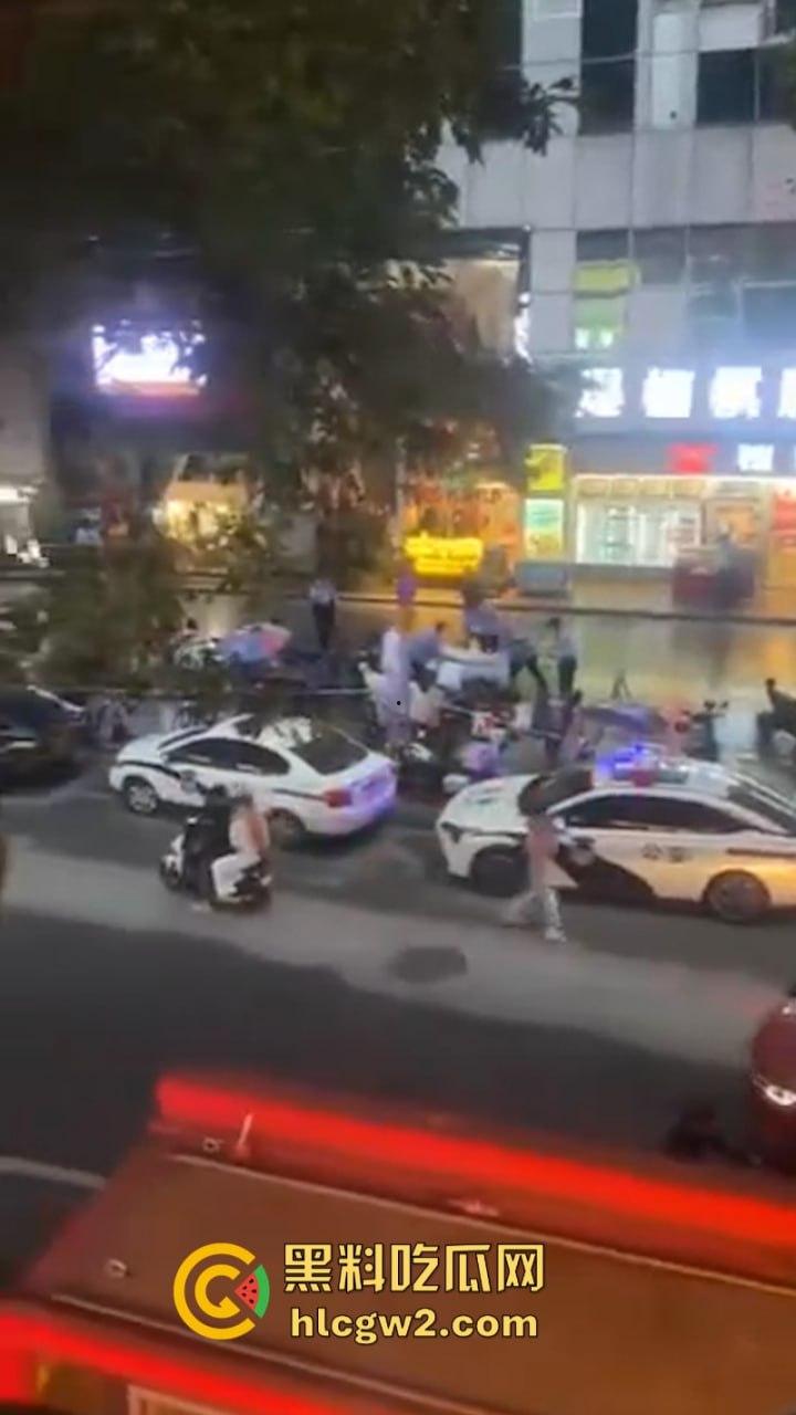 这不是拍戏!广州南沙一男子情绪失控街头挥刀砍人又割喉 被害人当场盖布 好吓人!-7