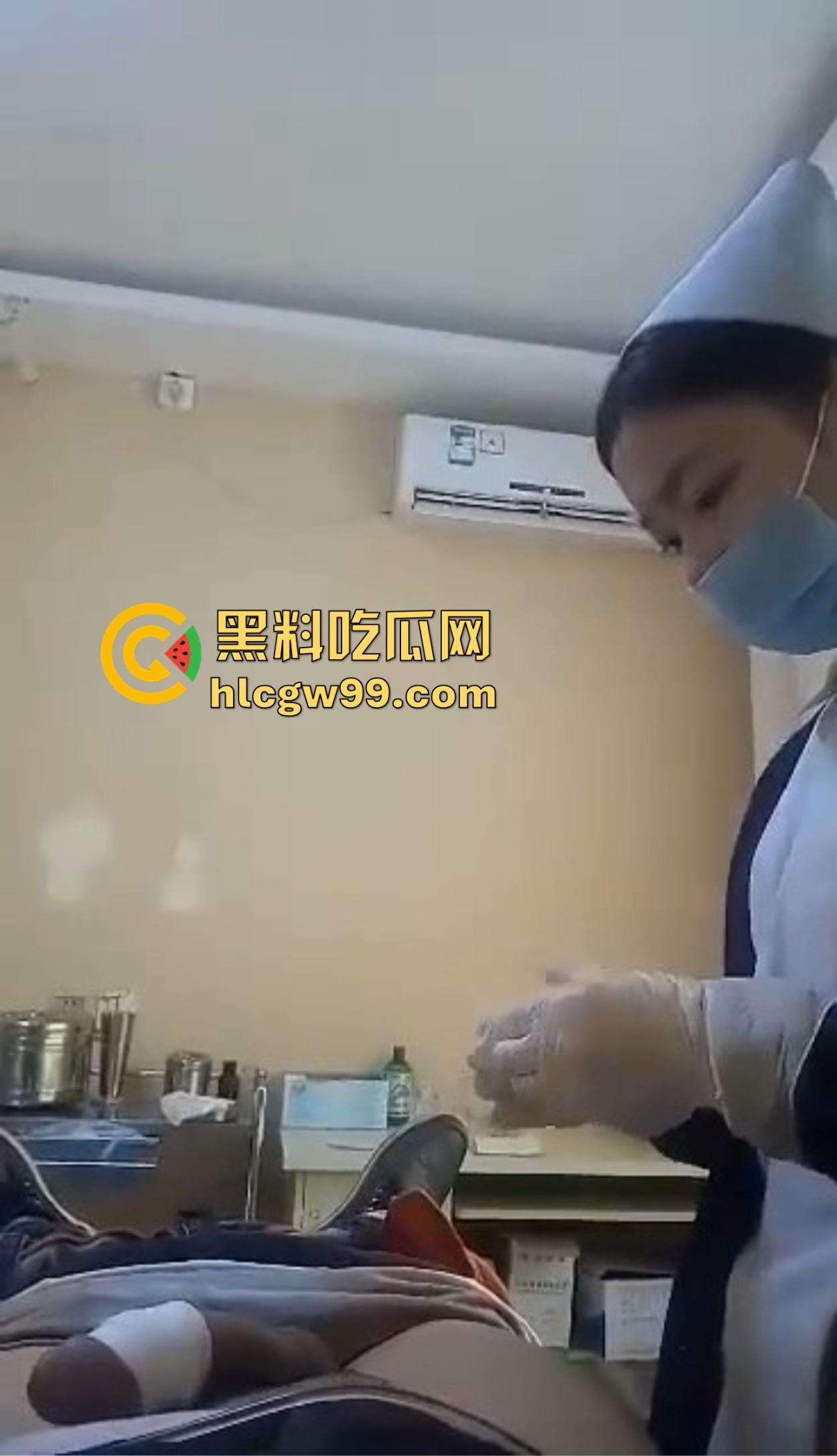 剃毛包扎变硬了?男科医院小护士手法太温柔,患者鸡巴直接顶起越摸越硬,她一句话直接把患者整破防!-4