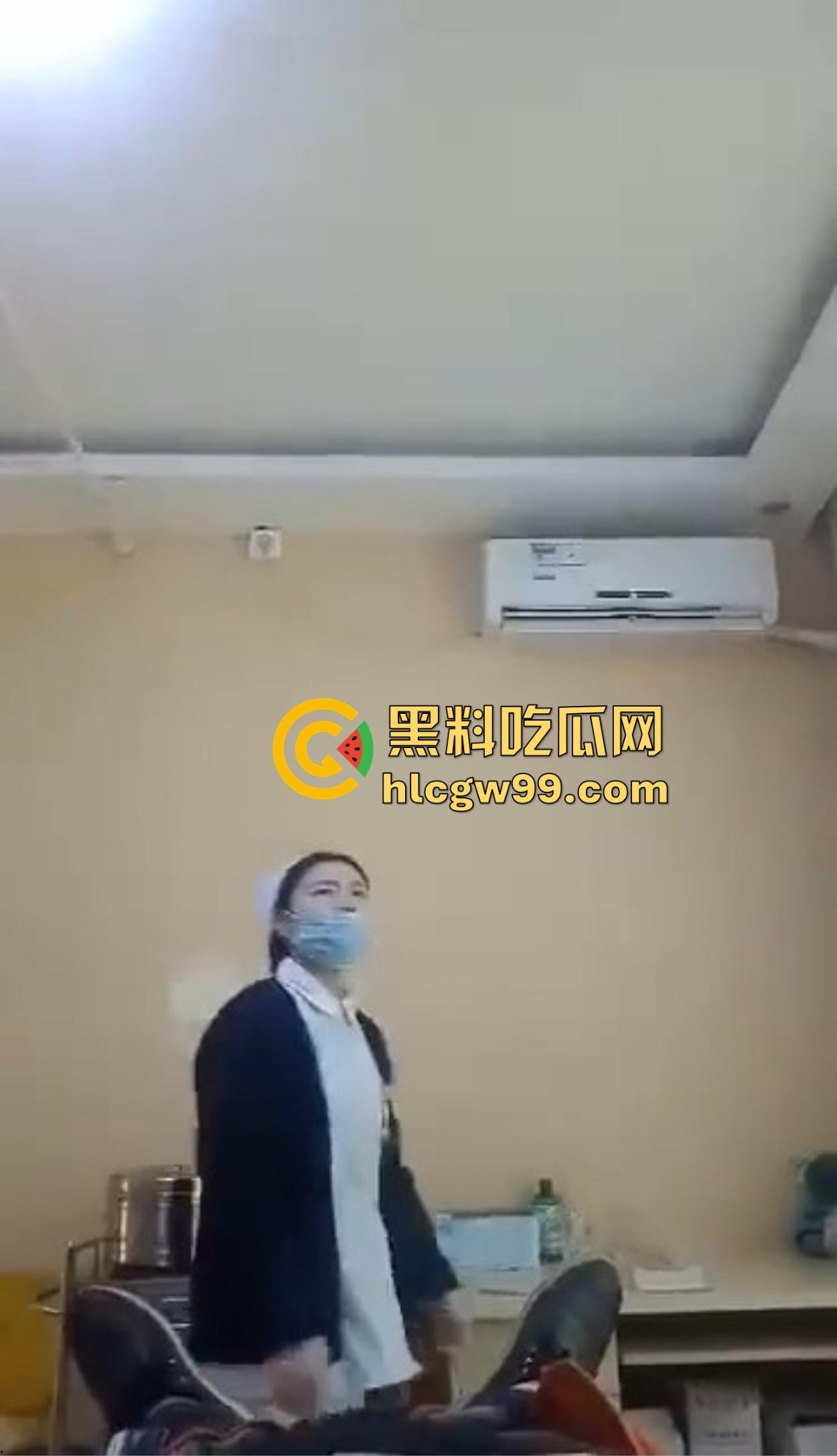 剃毛包扎变硬了?男科医院小护士手法太温柔,患者鸡巴直接顶起越摸越硬,她一句话直接把患者整破防!-5