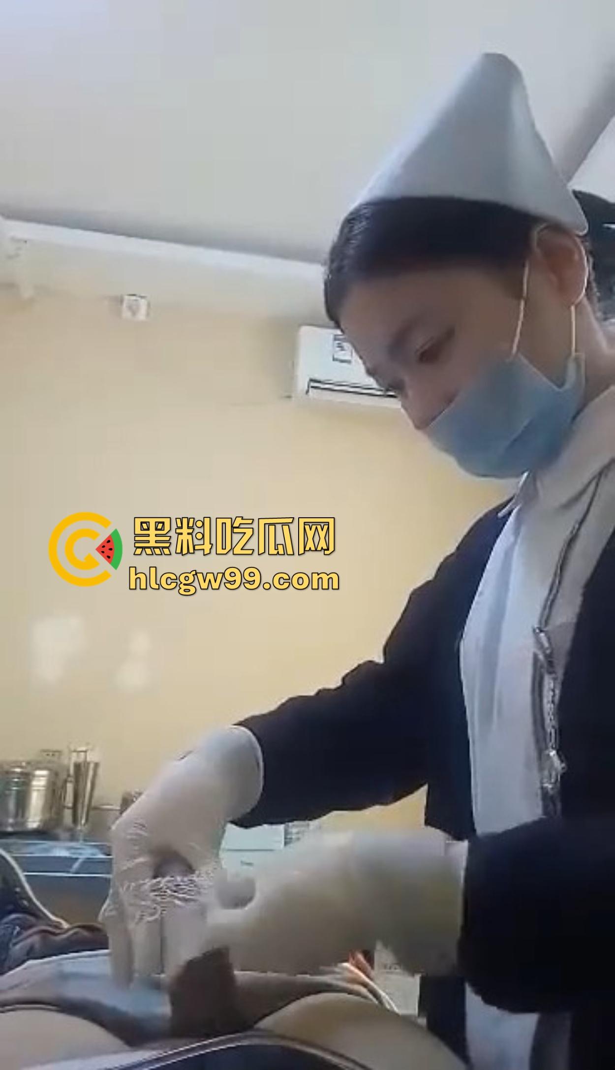 剃毛包扎变硬了?男科医院小护士手法太温柔,患者鸡巴直接顶起越摸越硬,她一句话直接把患者整破防!-10