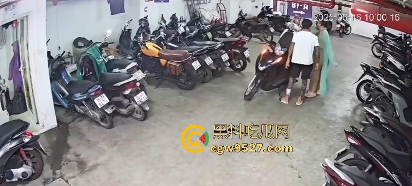 越南停车场一纹身男挑衅一女生,没想到的是女生是练MMA,纹身男被暴揍倒地不起,这哥们可真是踢到钢板了!-1