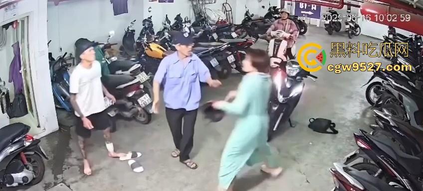 越南停车场一纹身男挑衅一女生,没想到的是女生是练MMA,纹身男被暴揍倒地不起,这哥们可真是踢到钢板了!-2